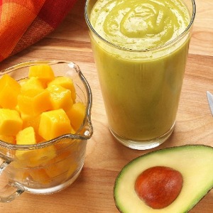 Smoothie cu avocado, mango si banana