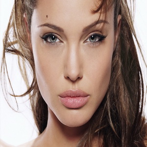 Angelina Jolie face inca o operatie ca sa scada riscul de cancer
