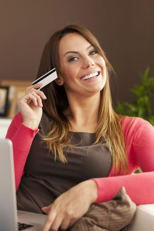 Romancele, din ce in ce mai interesate de shopping-ul online