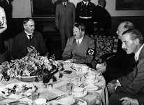 Femeia care se asigura ca mancarea lui Hitler nu e otravita