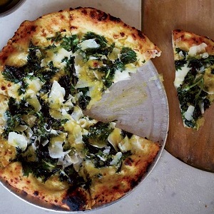 Pizza cu crema de usturoi verde si urzici