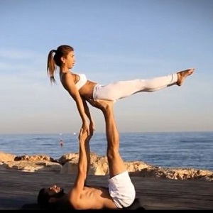 VIDEO AcroYoga, exercitii de yoga efectuate in doi