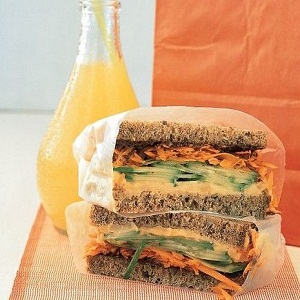 Sandwich cu hummus, pasta de masline si legume