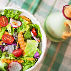 6 salate sub 300 de calorii pe care sa le introduci in dieta ta