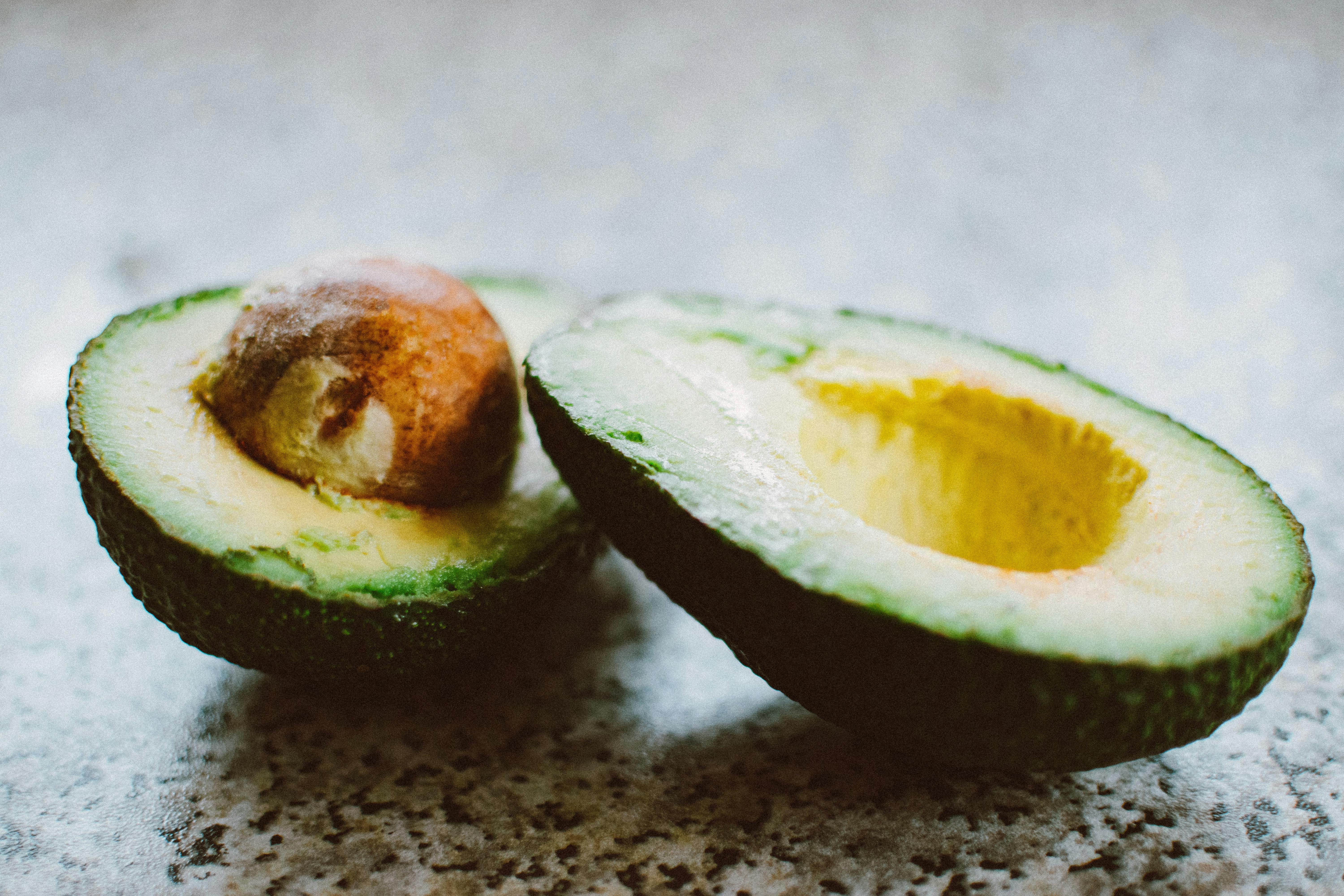 Cum înmoi un avocado – 4 feluri corecte și 2 greșite
