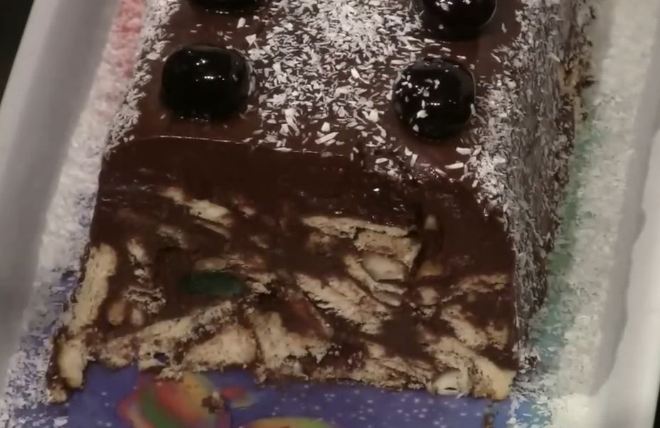Cea mai delicioasă prăjitură cu biscuiți și ciocolată – nu necesită coacere și e gata în 15 minute