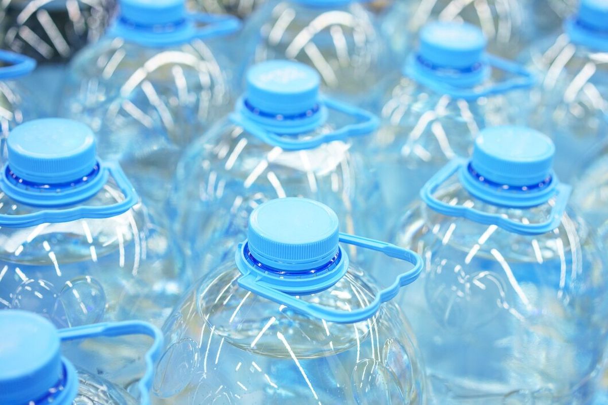De ce nu e bine să bei apă din sticle de plastic – riscurile la care te expui