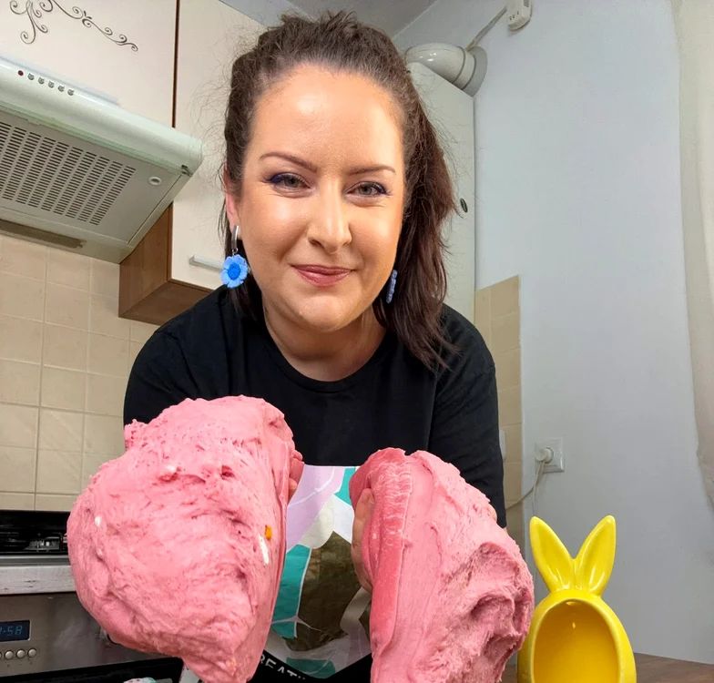 Cozonacul roz care a împărțit Facebook-ul. sursa foto facebook Ella Cooking