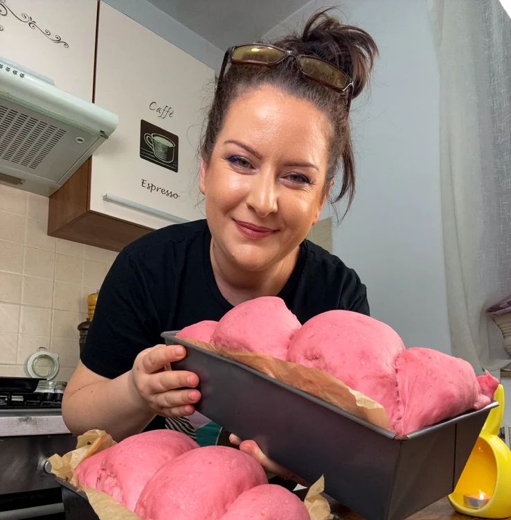 Cozonacul roz care a împărțit Facebook-ul. sursa foto facebook Ella Cooking