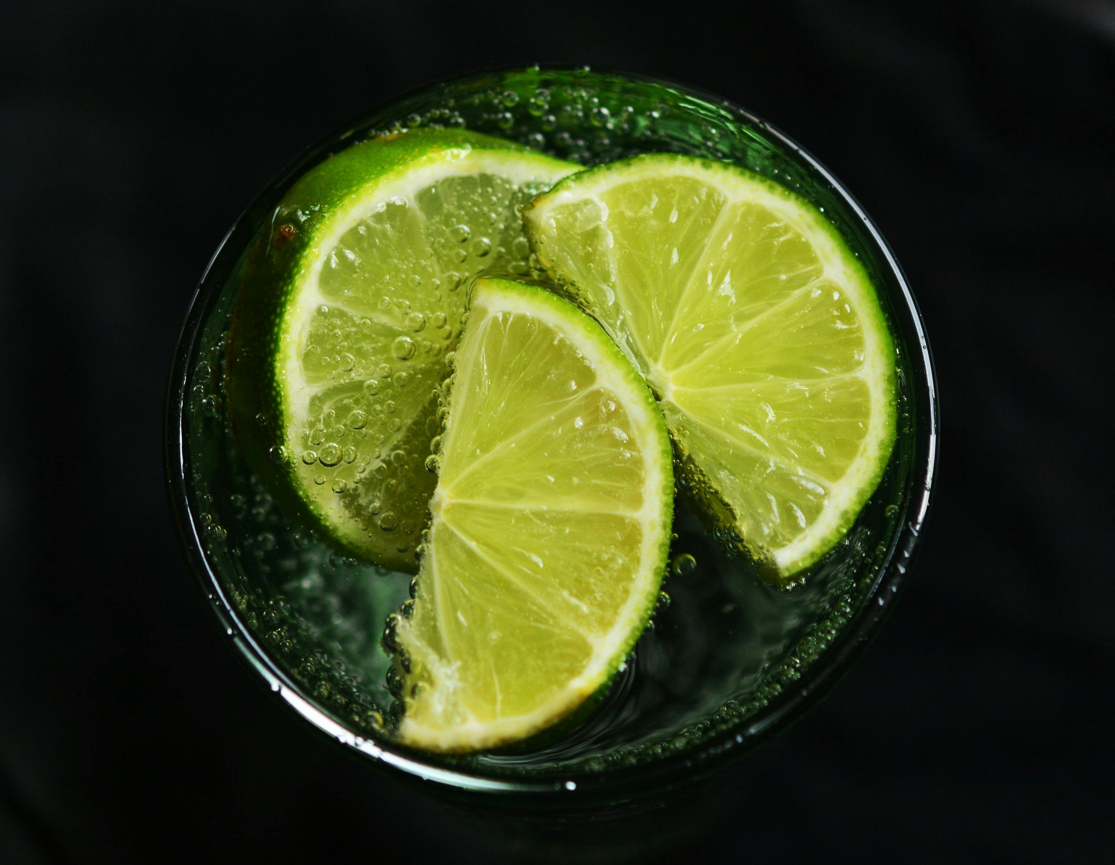 Lămâia și lime-ul ajută ficatul. sursa foto pexels.com