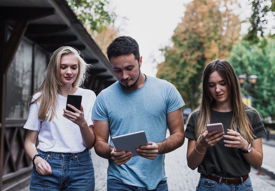 Cum să faci să nu mai stai atât de mult pe telefon