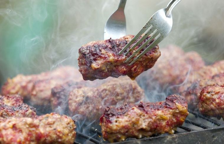 Atenție la bere și mici, în minivacanța de 1 Mai. Ce recomandă ANPC, pentru a evita toxiinfecțiile alimentare
