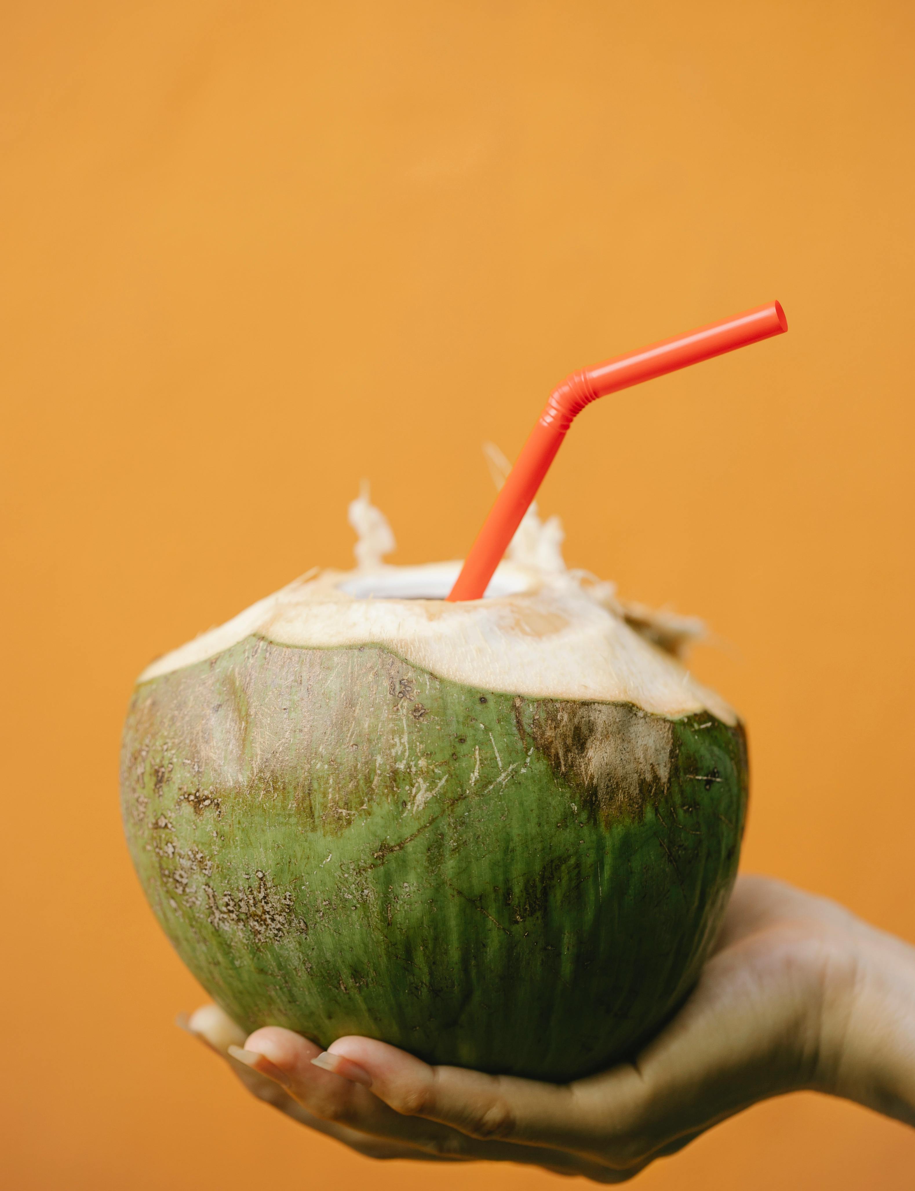 Apa de cocos este ieftină, naturală și plină de beneficii pentru sănătate. sursa foto pexels.com