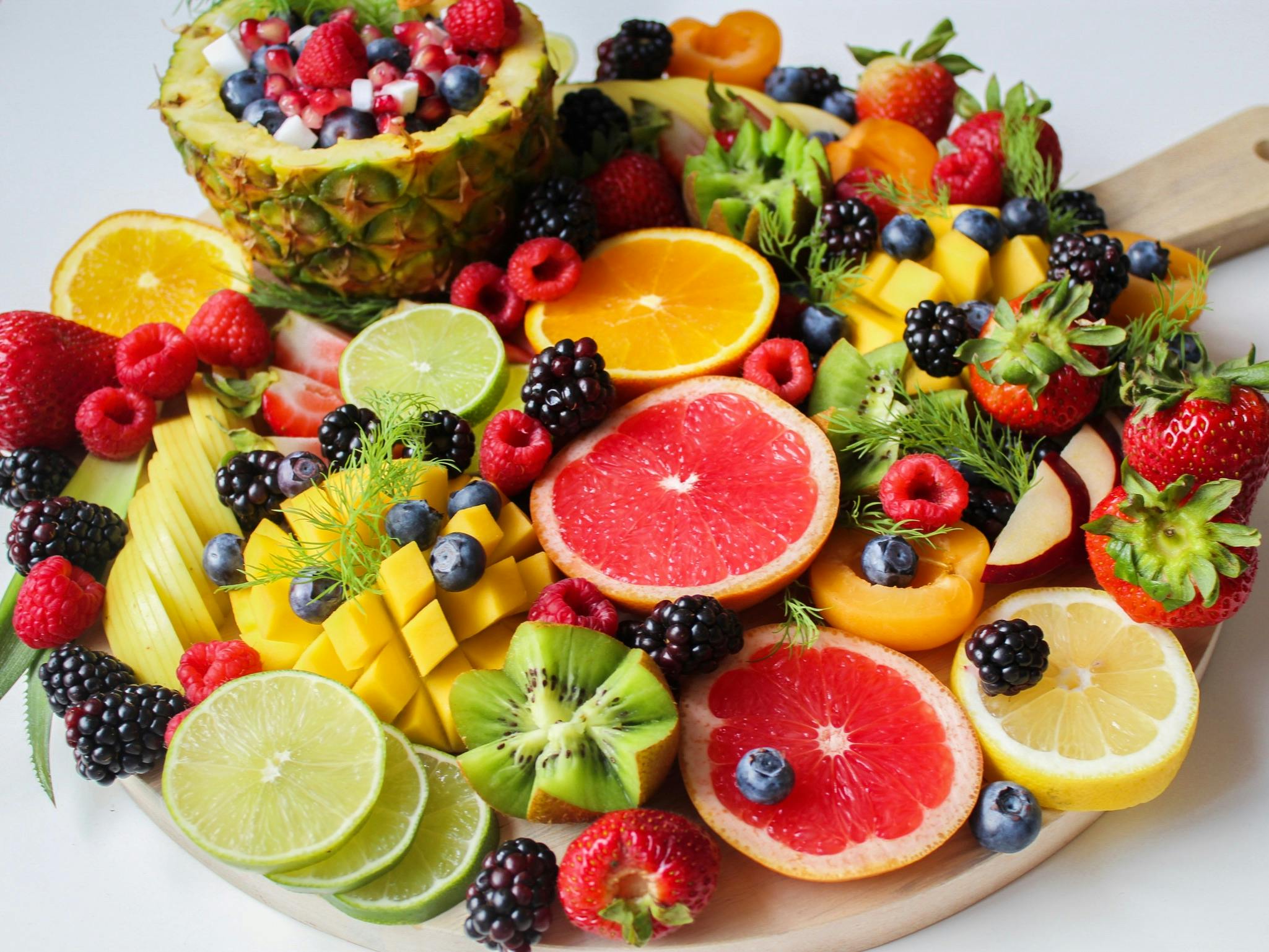 Consumă multe fructe, de preferat în starea lor naturală. sursa foto pexels.com
