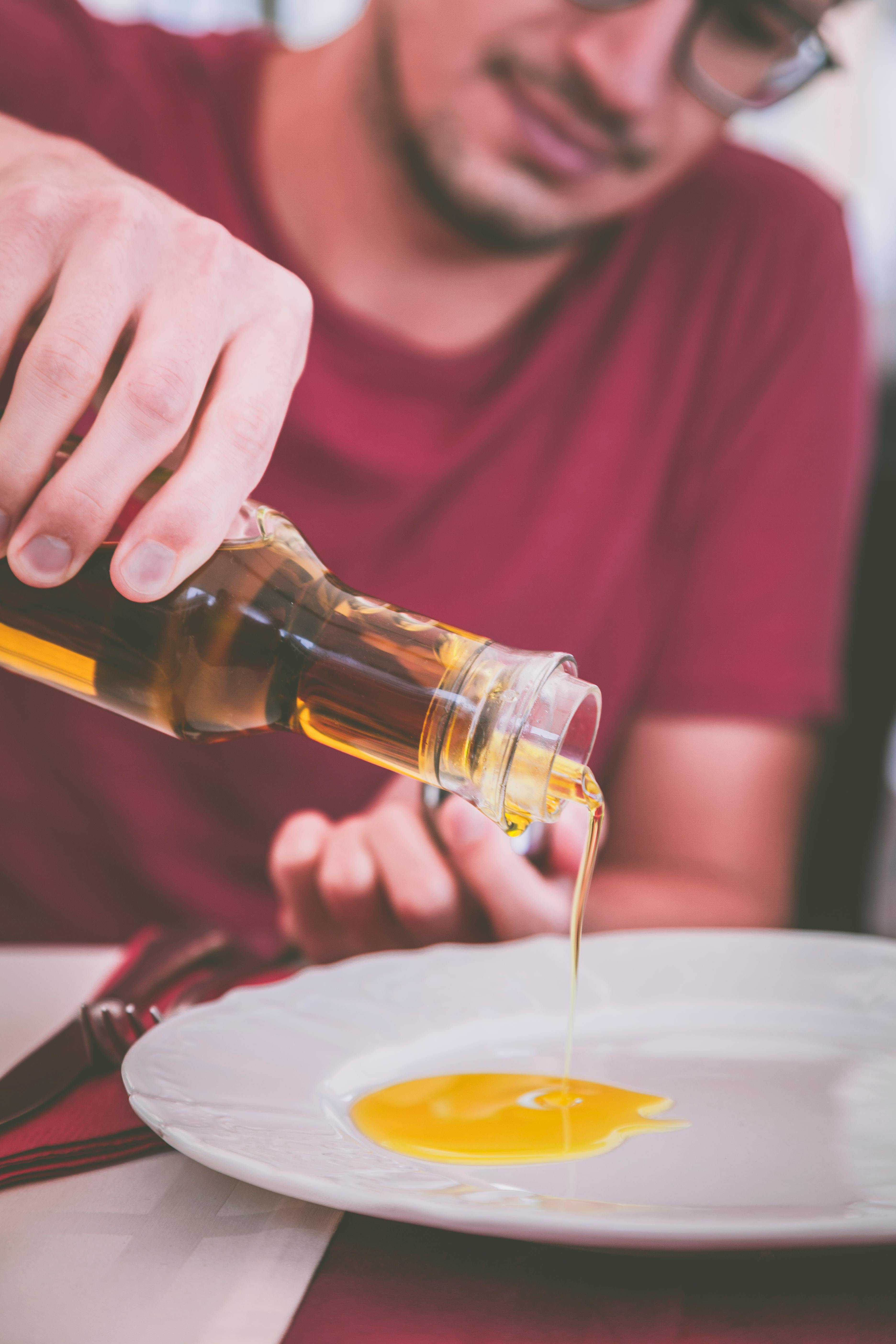 Cel mai bun ulei de măsline este cel extravirgin. sursa foto pexels.com