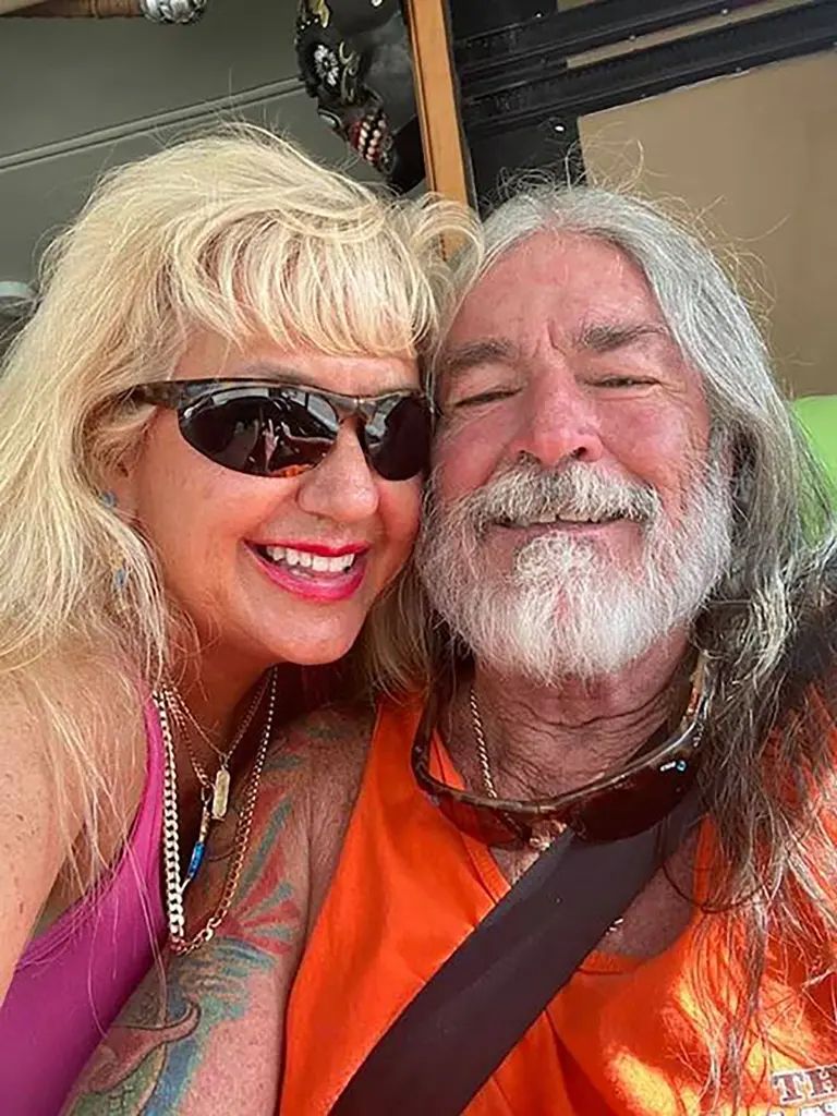 John și Melody Hennessee  se relaxează de 2 ani prin croaziere. Sursa foto Facebook