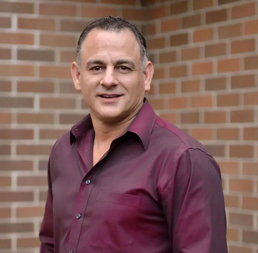 Dr. Brian Martin este director medical la bordul MV Narrative. sursa foto Storylines