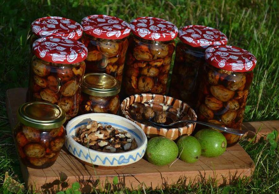 Dulceață de nuci verzi