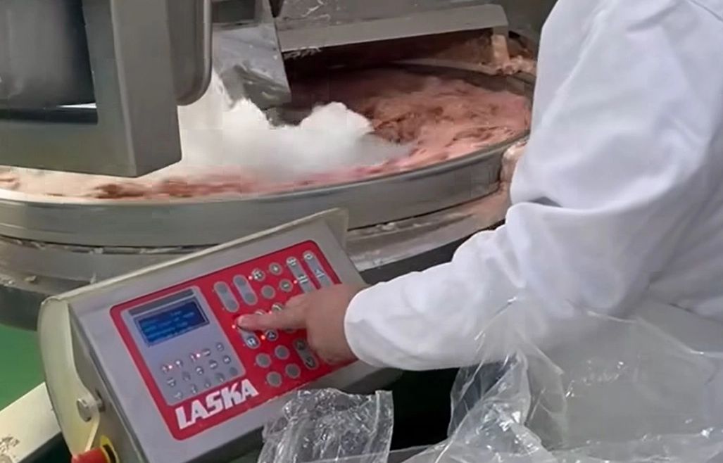 Cum se prepară, de fapt, parizerul de porc la o fabrică din Tulcea