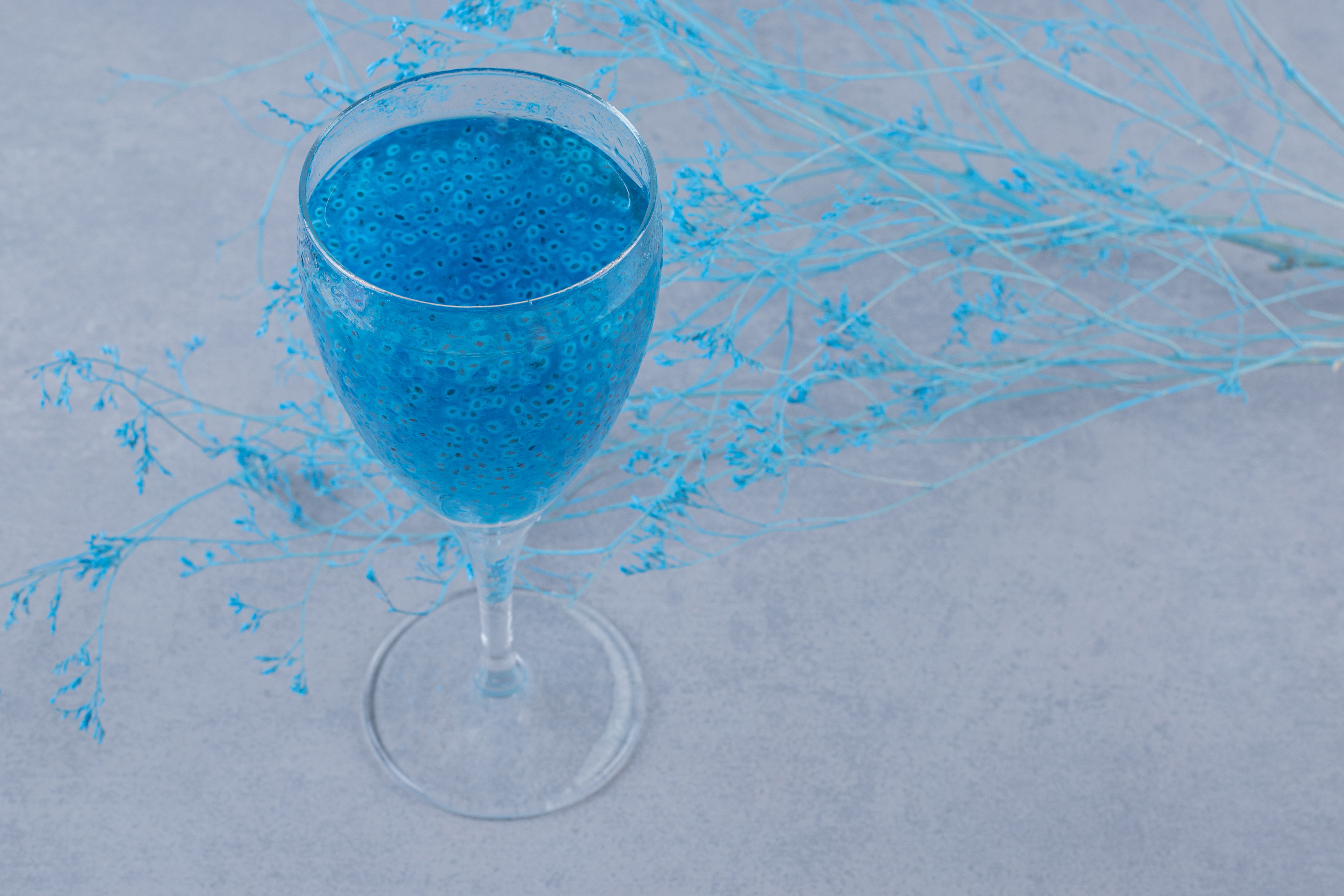Spirulina albastră poate fi consumată în băuturi sau în capsulă. sursa foto freepik.com