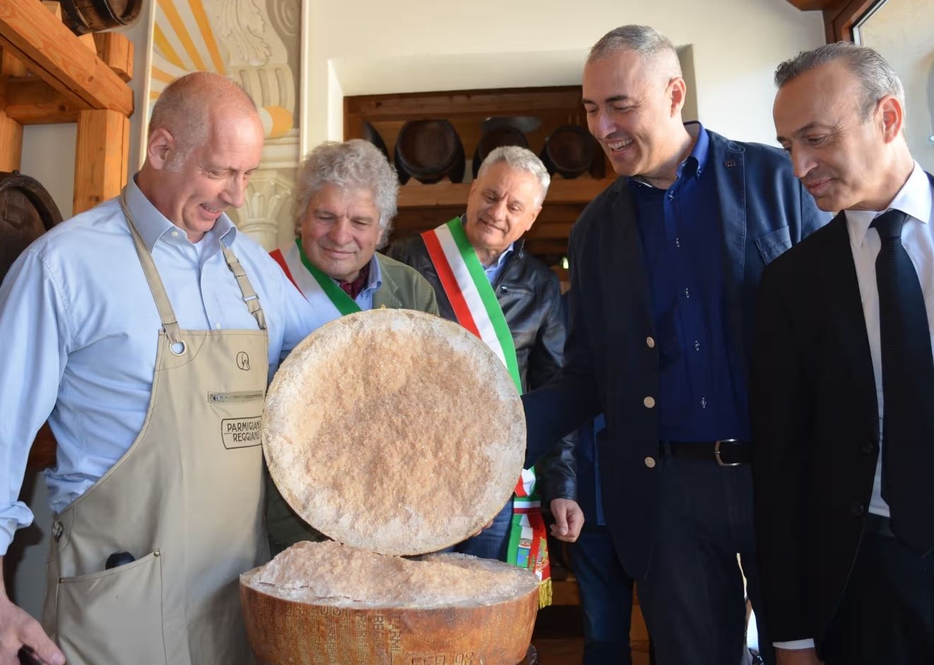 După ce a scris un nou record, parmezanul a fost mâncat. sursa foto Nazionale del Parmigiano Reggiano