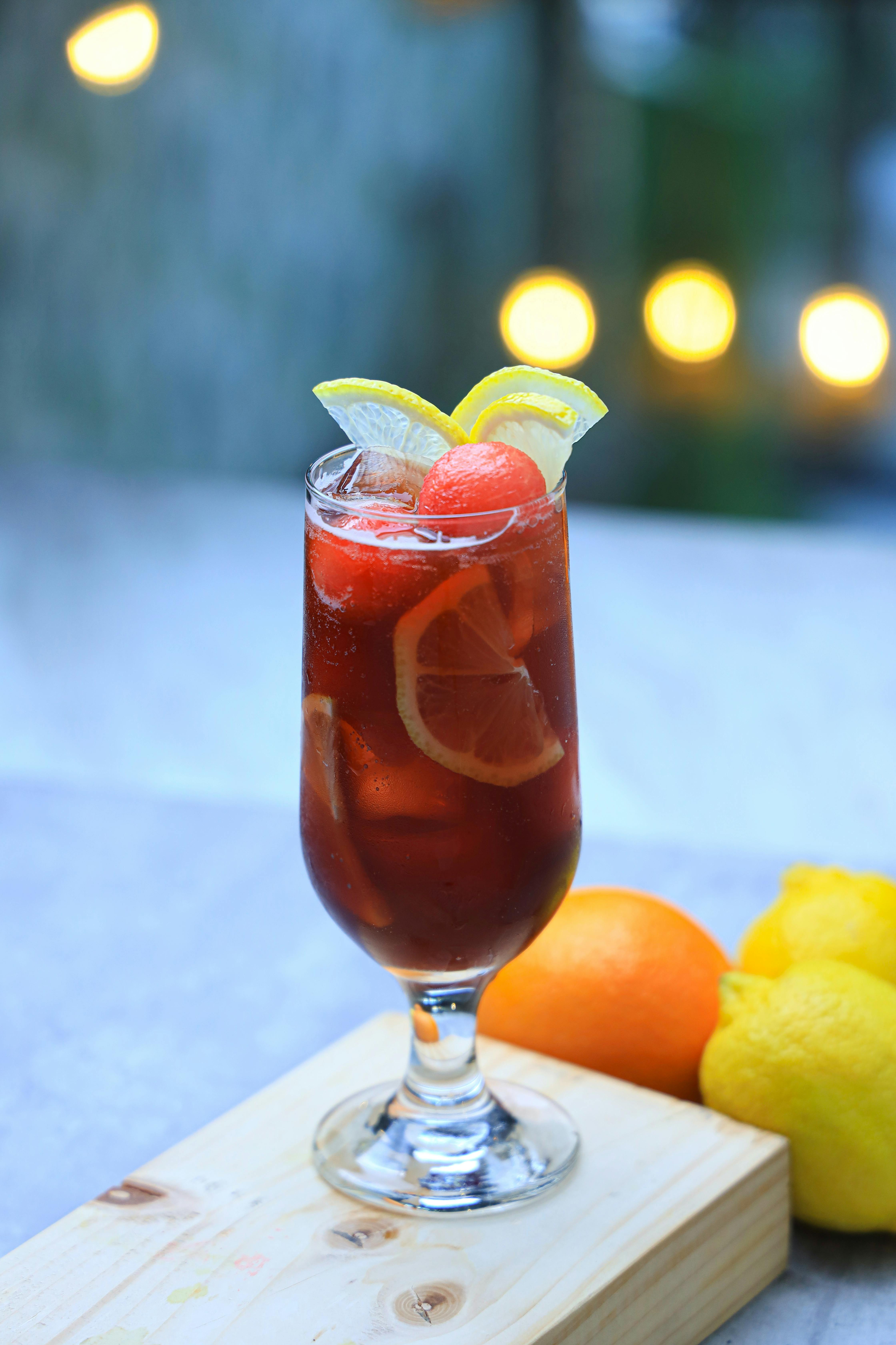 Poți savura băuturi cu pepene și rom, dar ai grijă că alcoolul deshidratează. sursa foto pexels.com