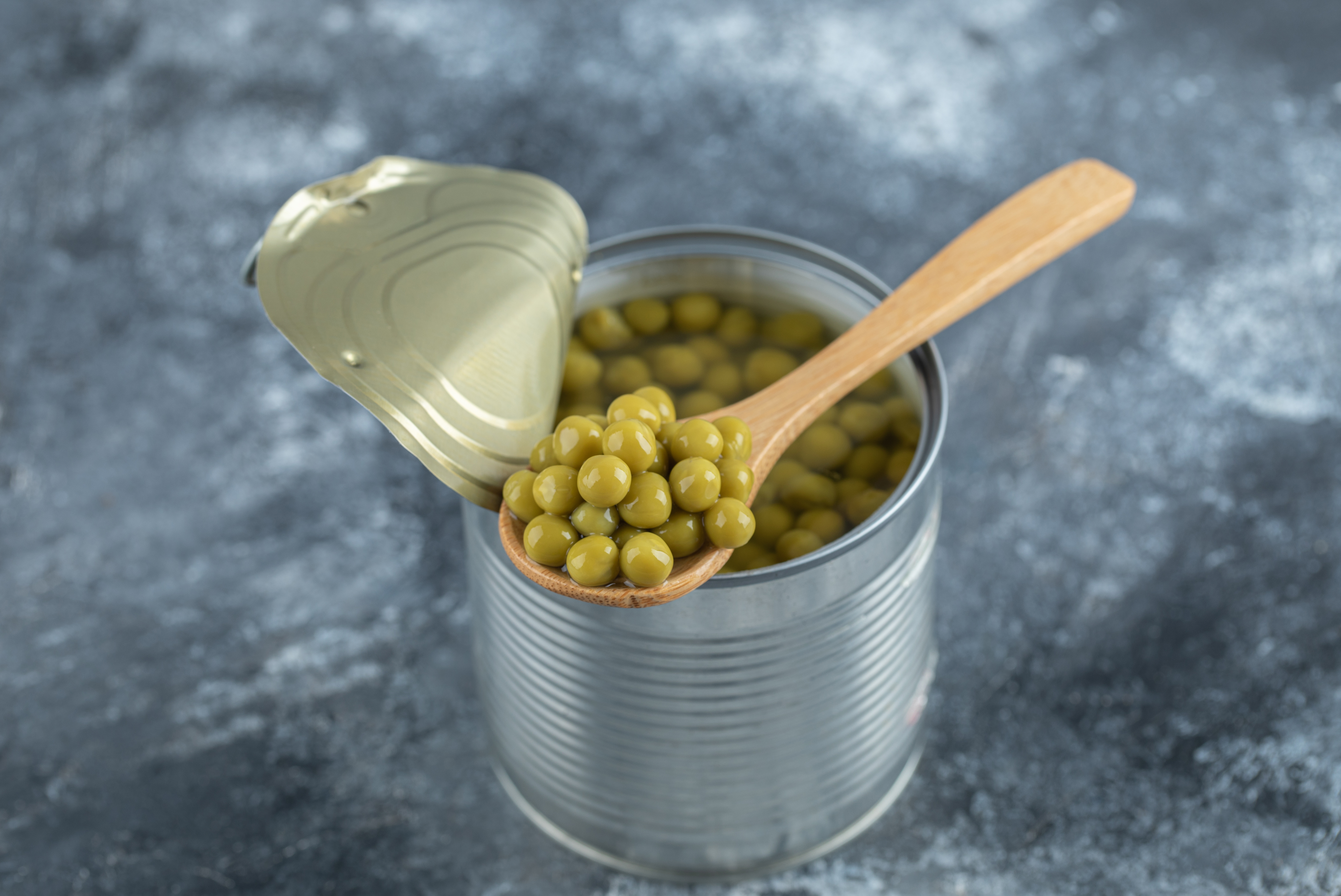 Mazărea la conservă: salvare rapidă în bucătărie sau capcană alimentară? Ce trebuie să știi înainte să o pui în coș