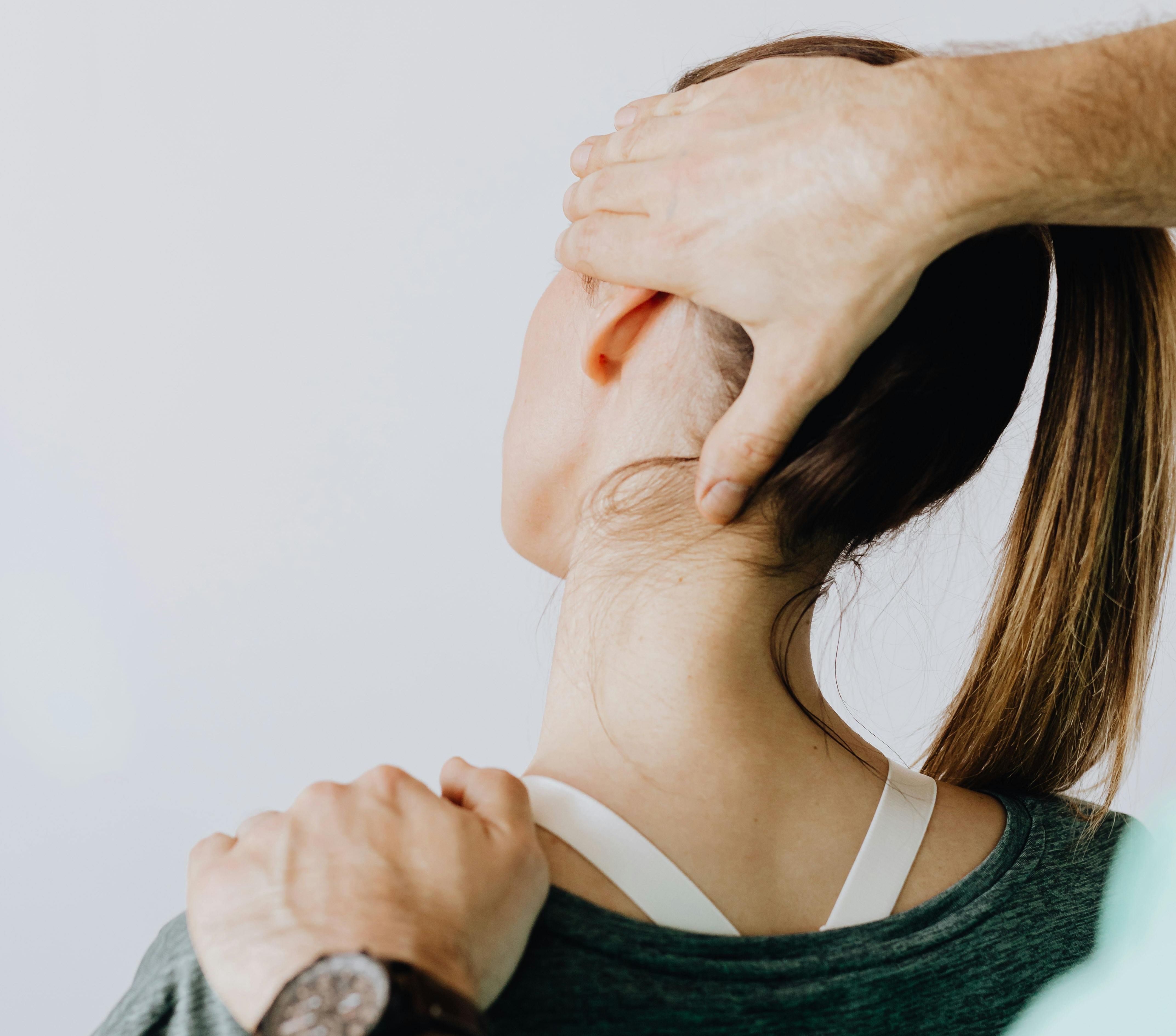 Sarea caldă, remediu vechi pentru spondiloza cervicală. sursa foto pexels.com