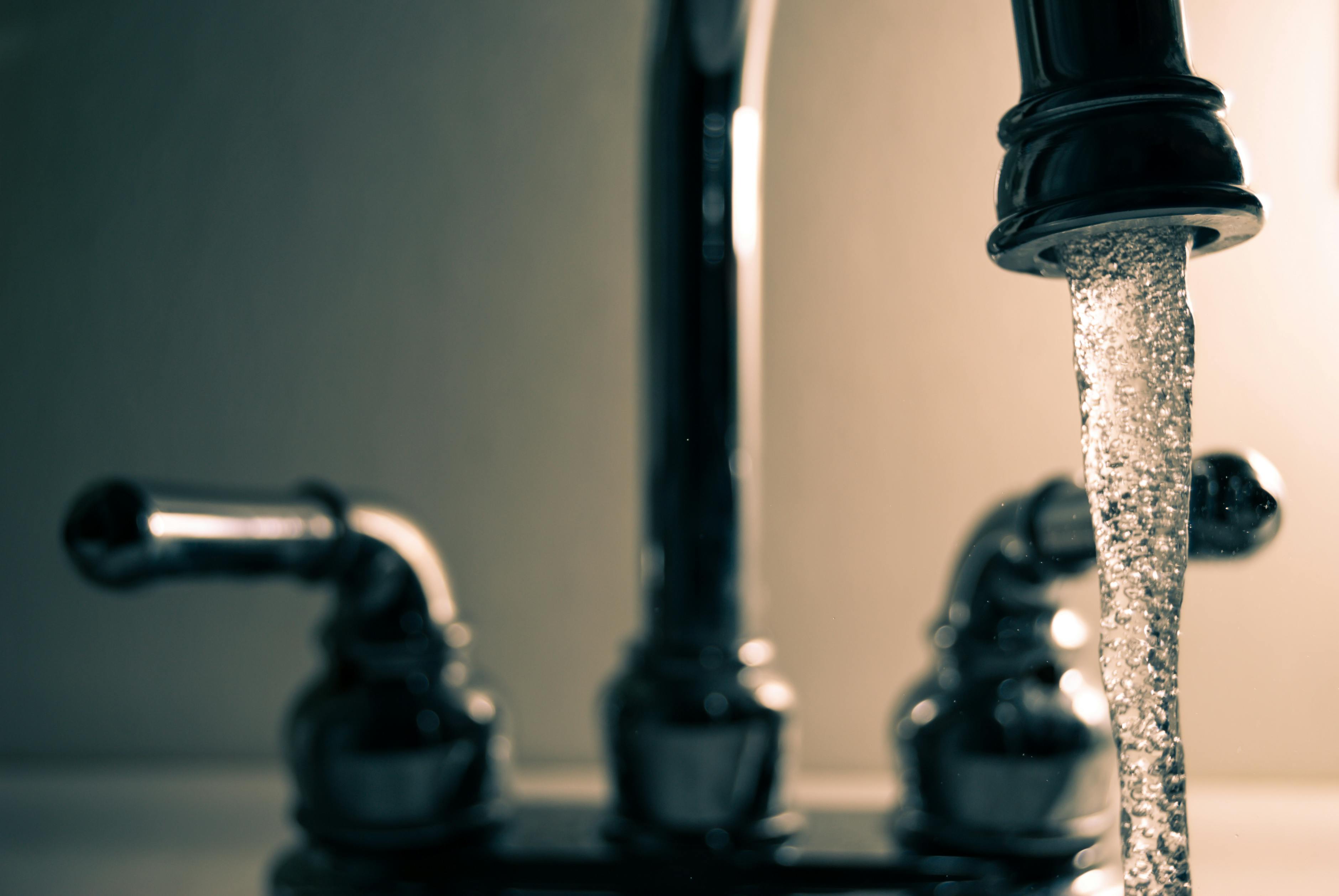 Analizele arată că toată apa este contaminată. sursa foto pexels.com