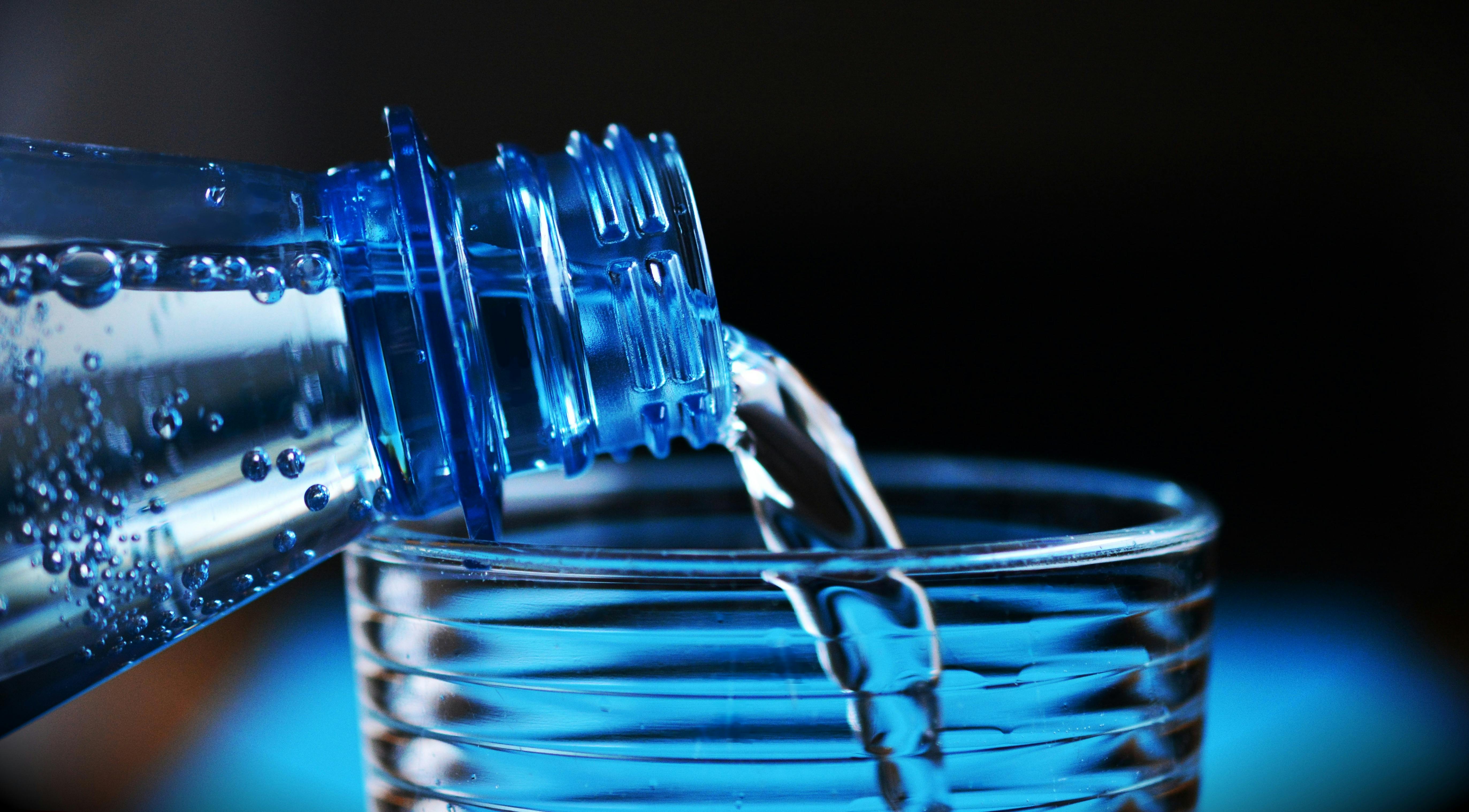 Cel mai sigur mod de a bea apă este prin filtrare casnică. sursa foto pexels.com