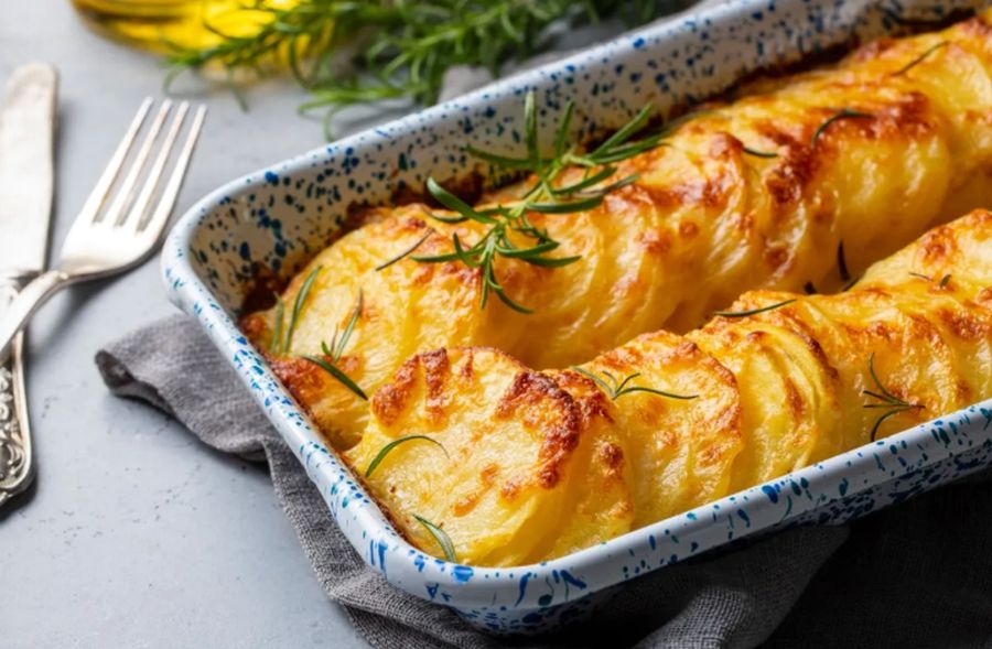 Cartofi la cuptor cu mozzarella – simpli, gustoși și ușor de pregătit
