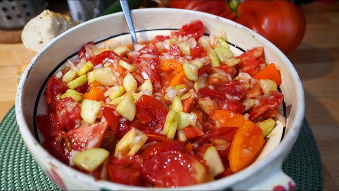 Cea mai sănătoasă salată de roșii, după rețeta lui Radu Anton Roman