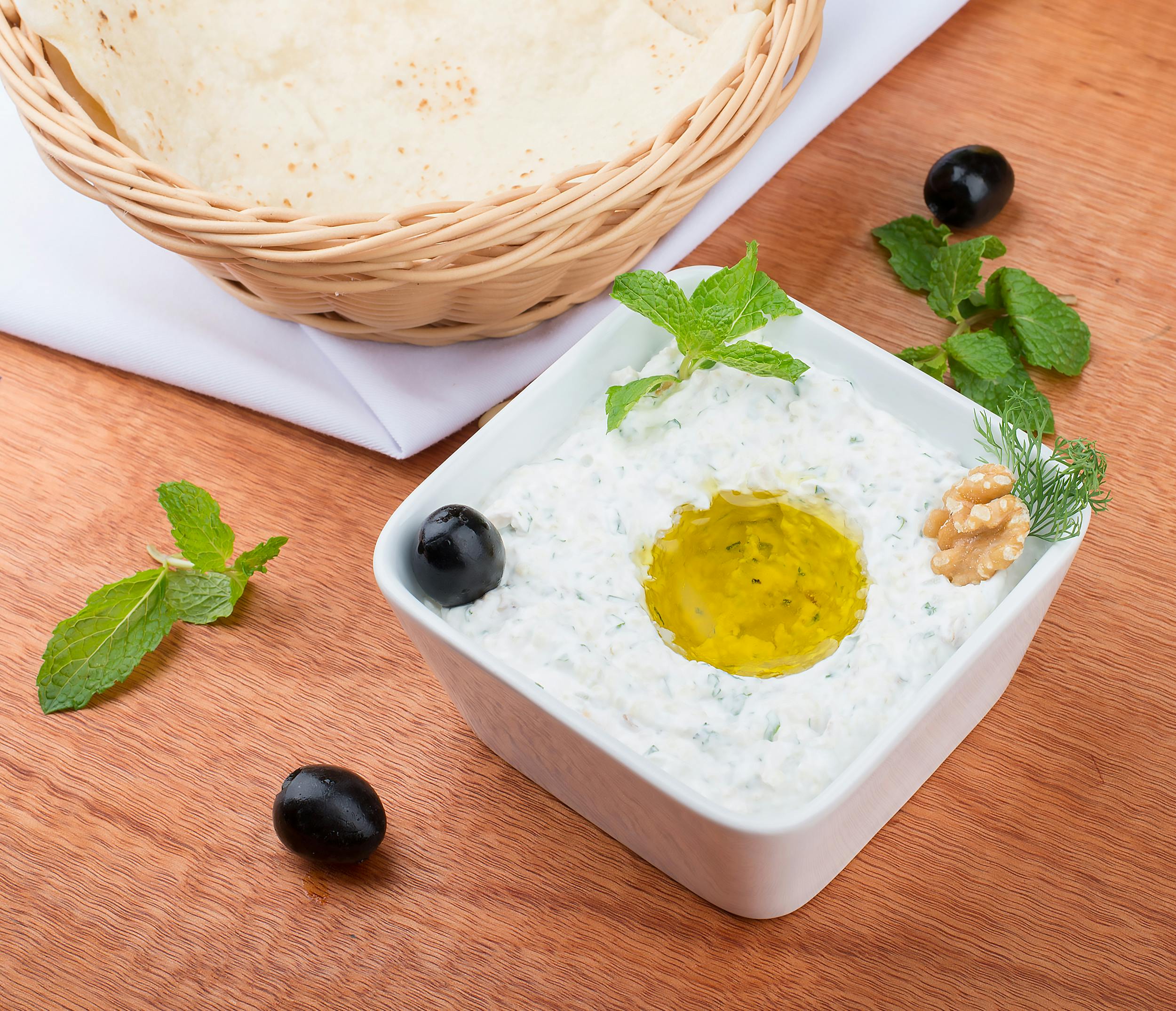 Prepară salate și gustări reci. sursa foto pexels.com
