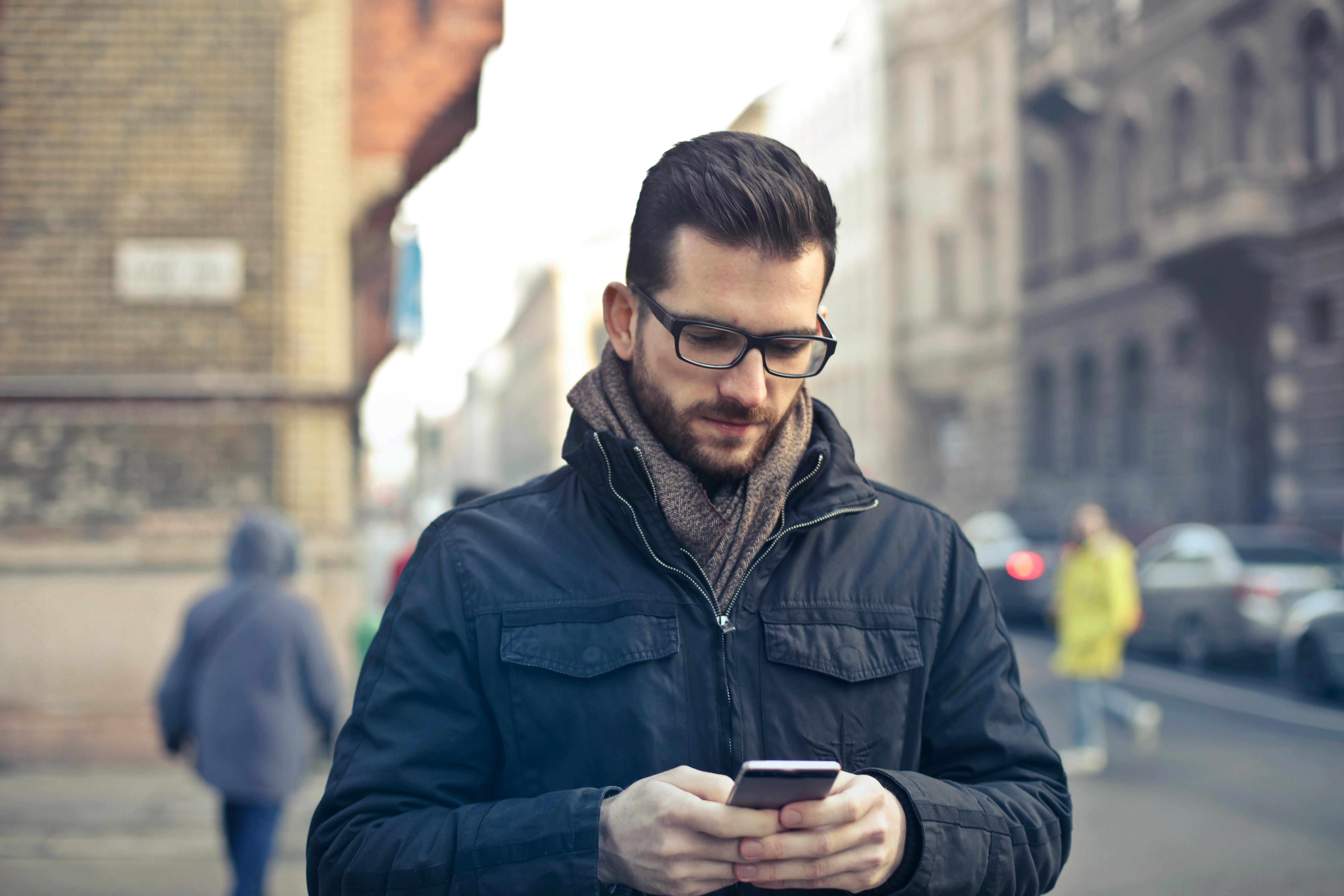 Telefonul mobil poate interfera anumite dispozitive implantate sau aplicate pe corp. sursa foto pexels.com