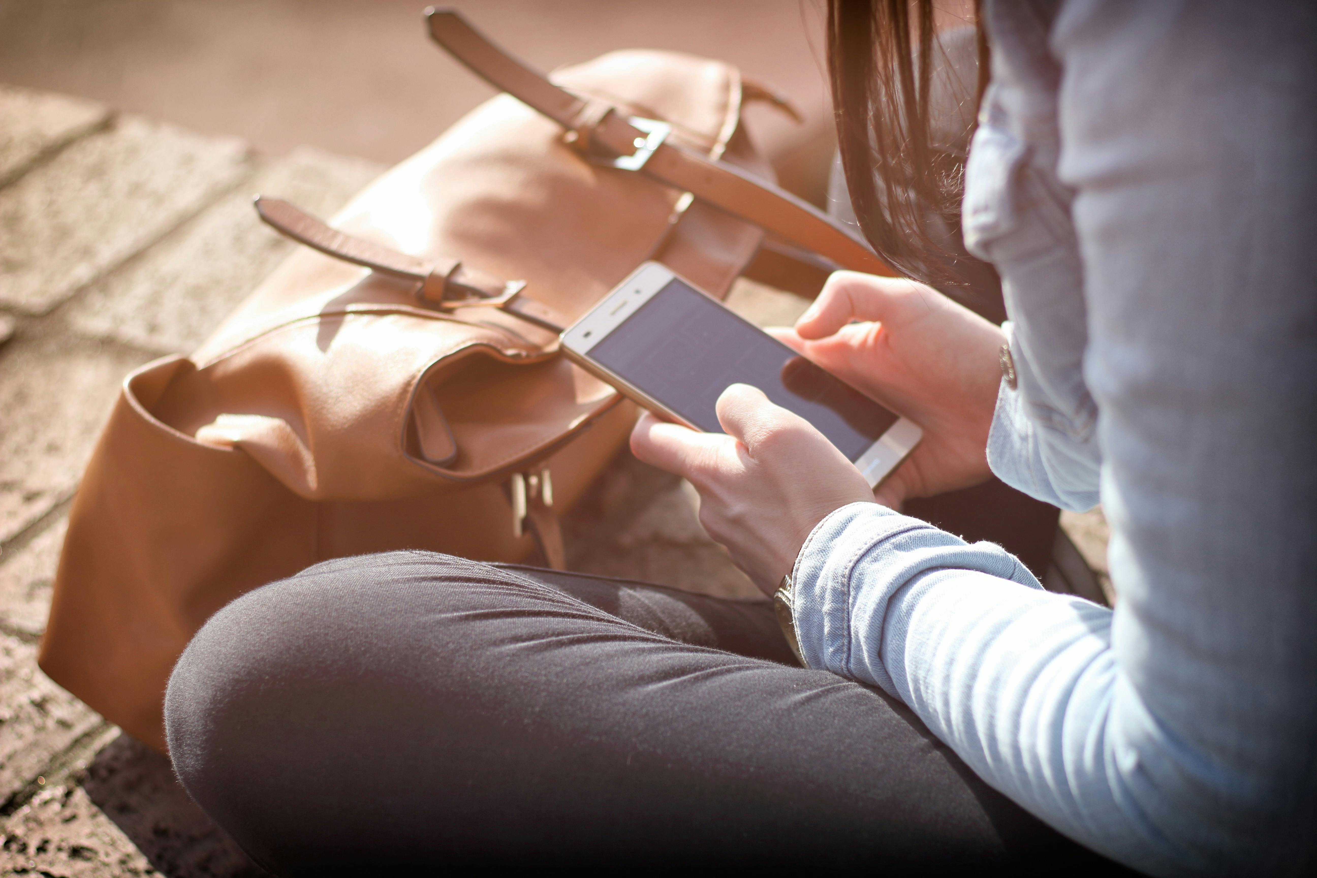 Nu butona telefonul în timp ce ești la volan, pe bicicletă sau trotinetă. sursa foto pexels.com