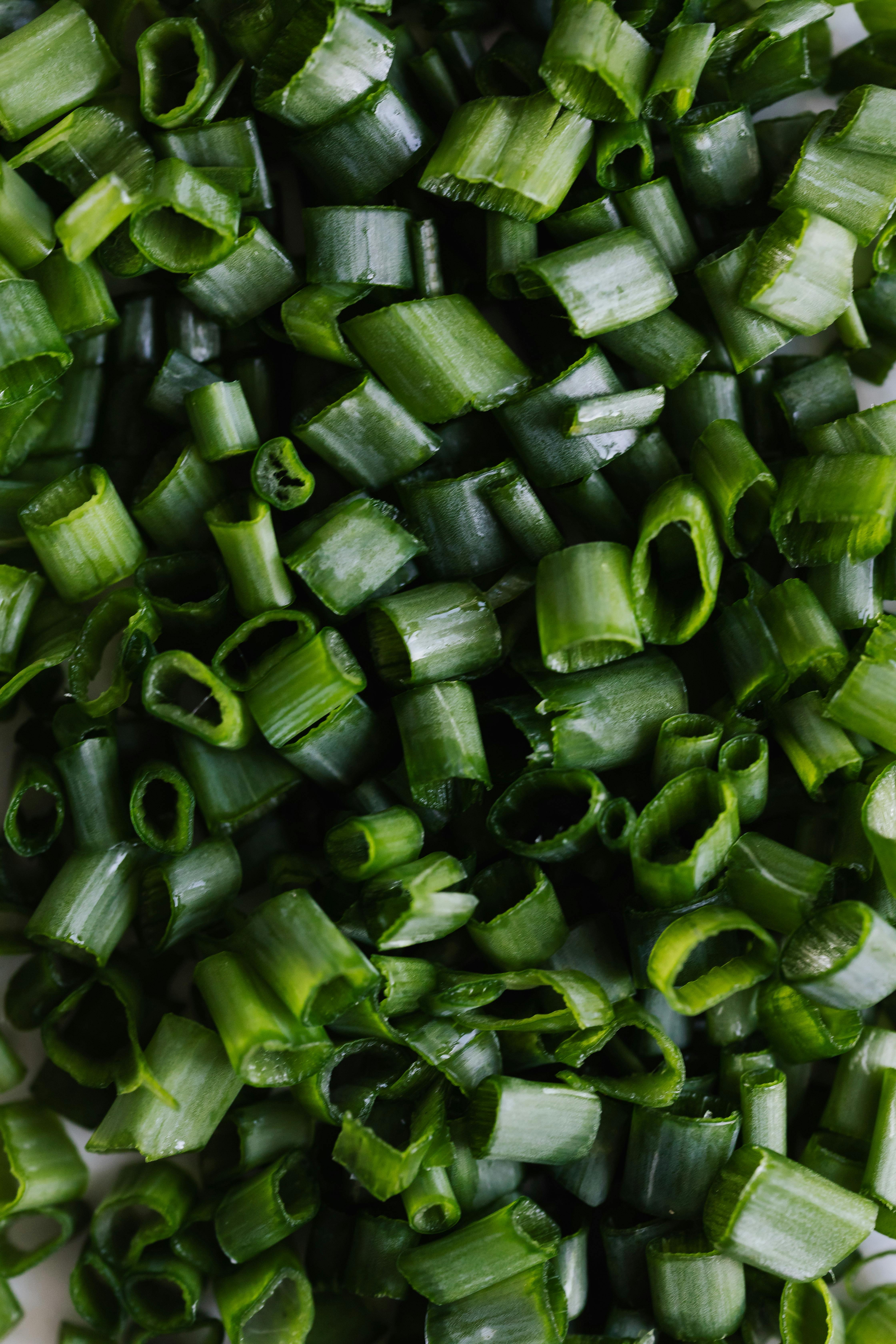 Este indicat să consumi ceapa verde mai mult crudă. sursa foto pexels.com