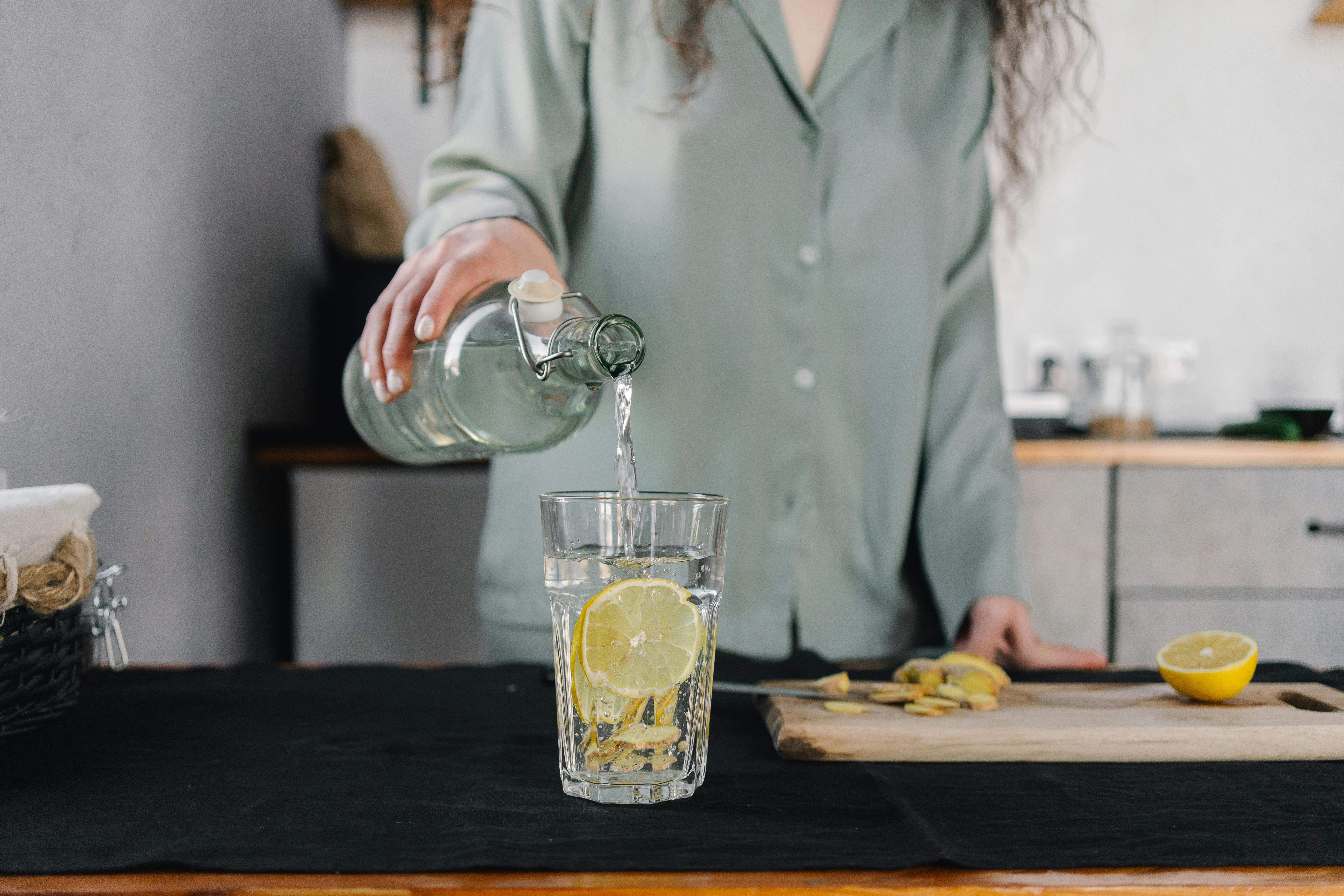 Oamenii care nu se hidratează îmbătrânesc biologic. sursa foto pexels.com