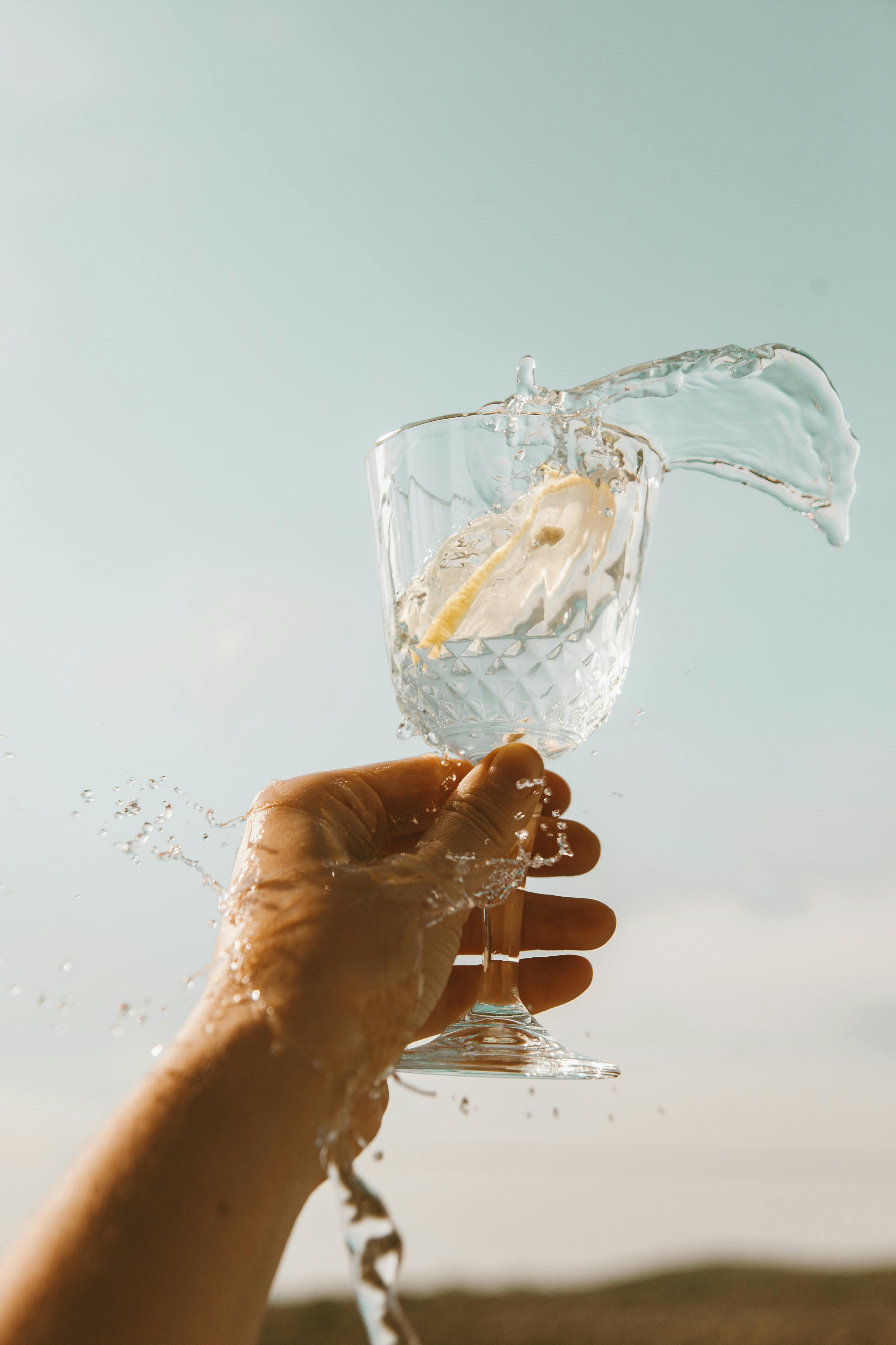 Nu uita să bei apă, chiar dacă nu mănânci foarte sărat. sursa foto pexels.com