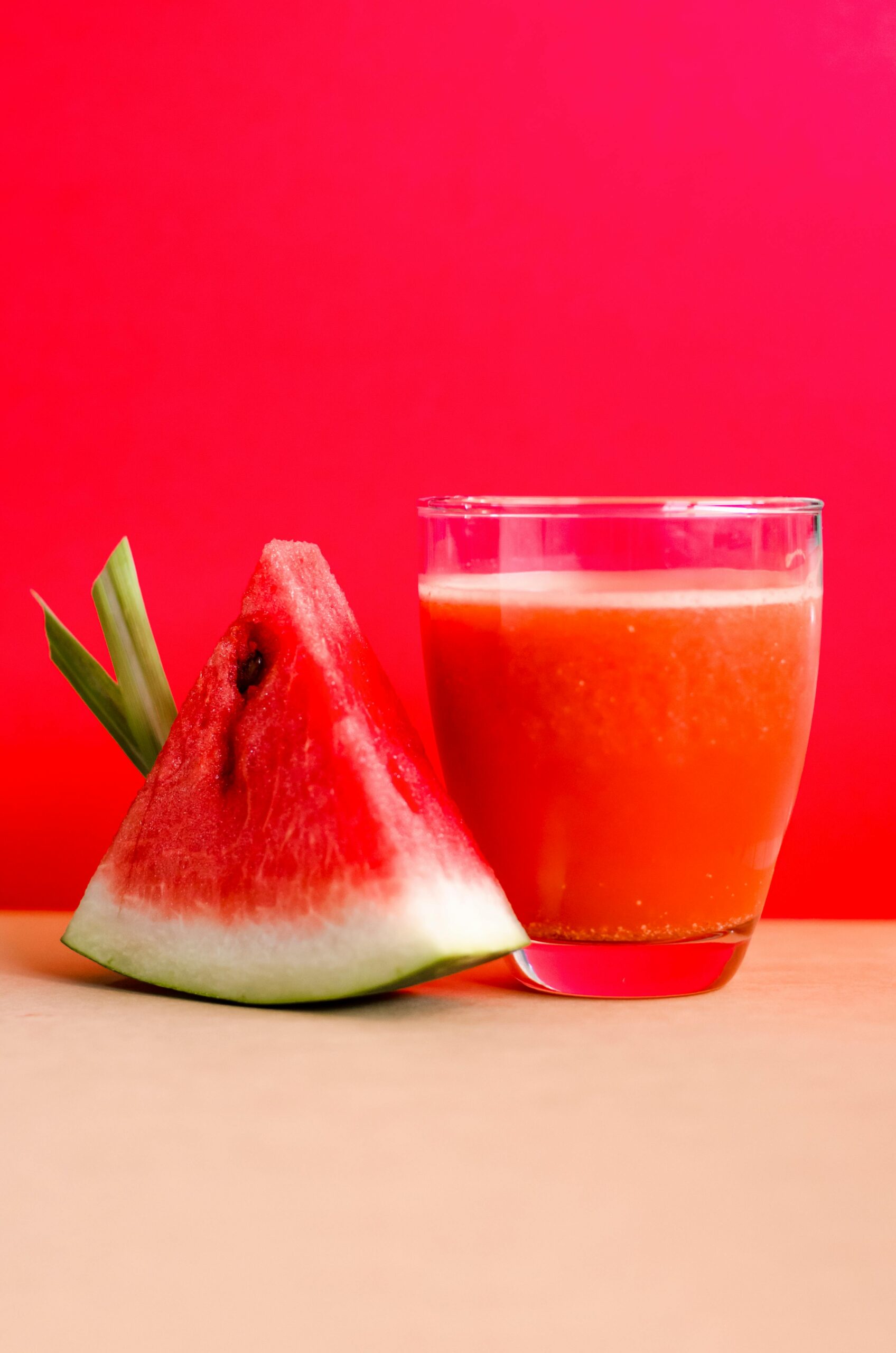 Pepenele roșu decongelat poate fi folosit la smoothiesuri. sursa foto pexels.com