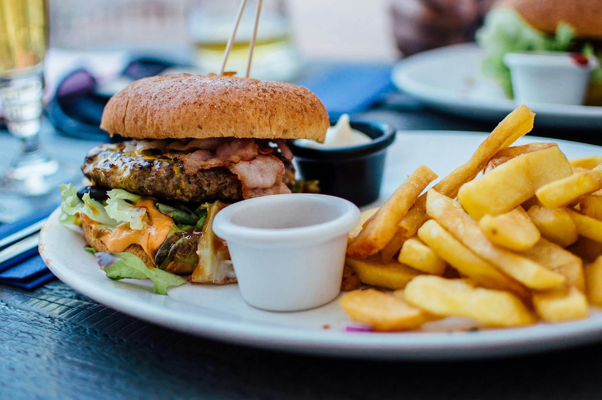 Junk food-ul nu este deloc prietenos cu silueta ta. sursa foto pexels.com