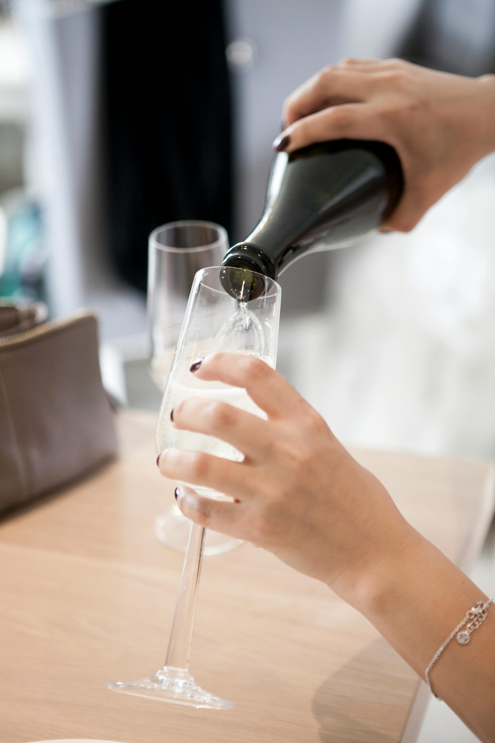 Șampania poate fi consumată cu moderație, alături de patiserie sau de dulciuri. sursa foto pexels.com