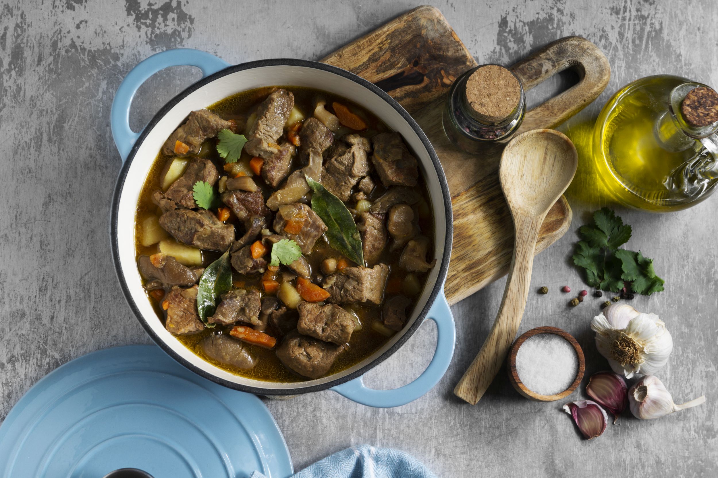Rețetă de tocăniţă de porc cu ceapă şi usturoi și salată asiatică cu gulie