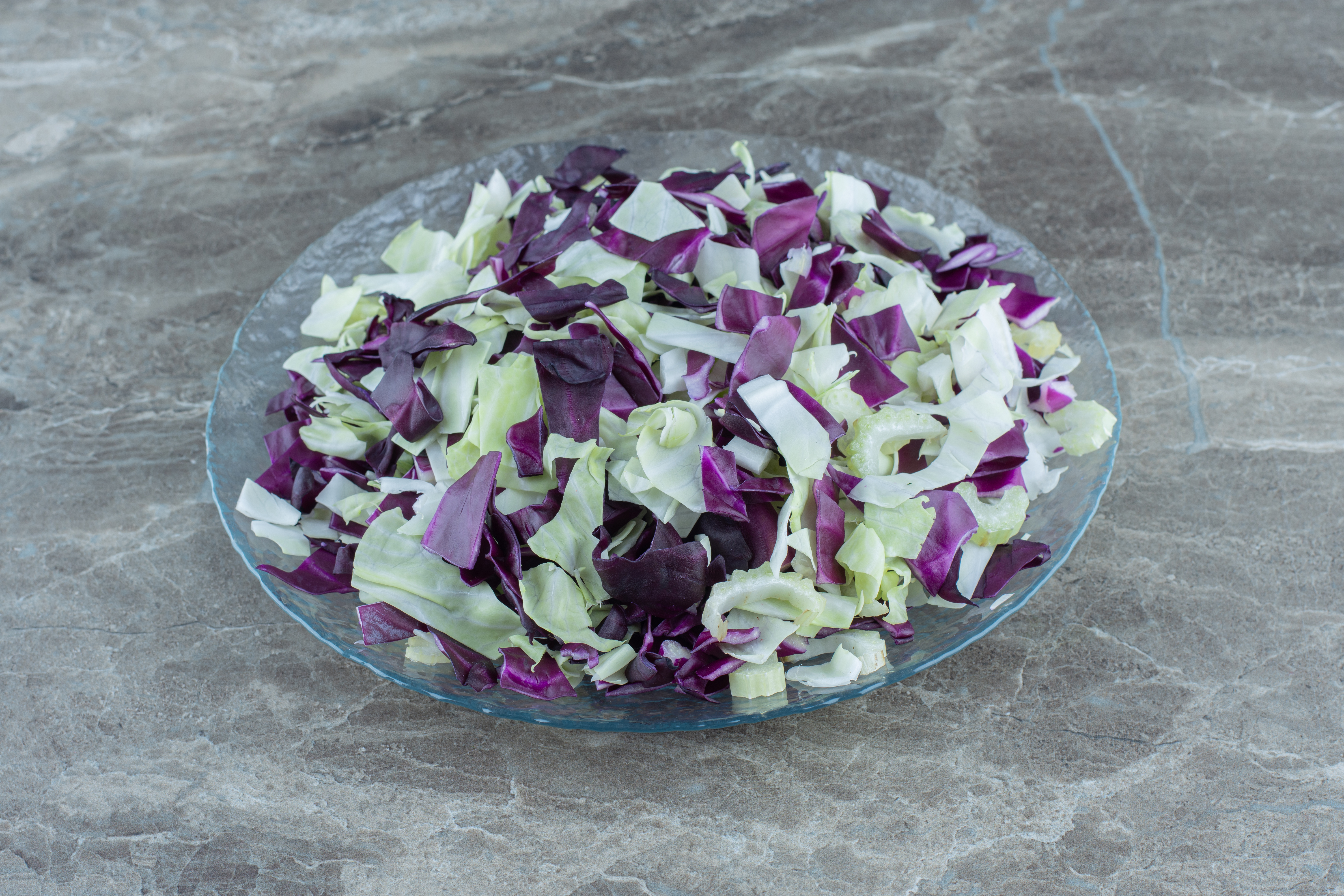 Cum faci o salată proaspătă de gulie cu influențe asiatice. sursa foto freepik.com