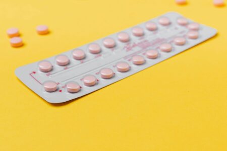 Risc de cheaguri de sânge, asociat cu administrarea simultană a unor analgezice comune și a anumitor anticoncepționale hormonale