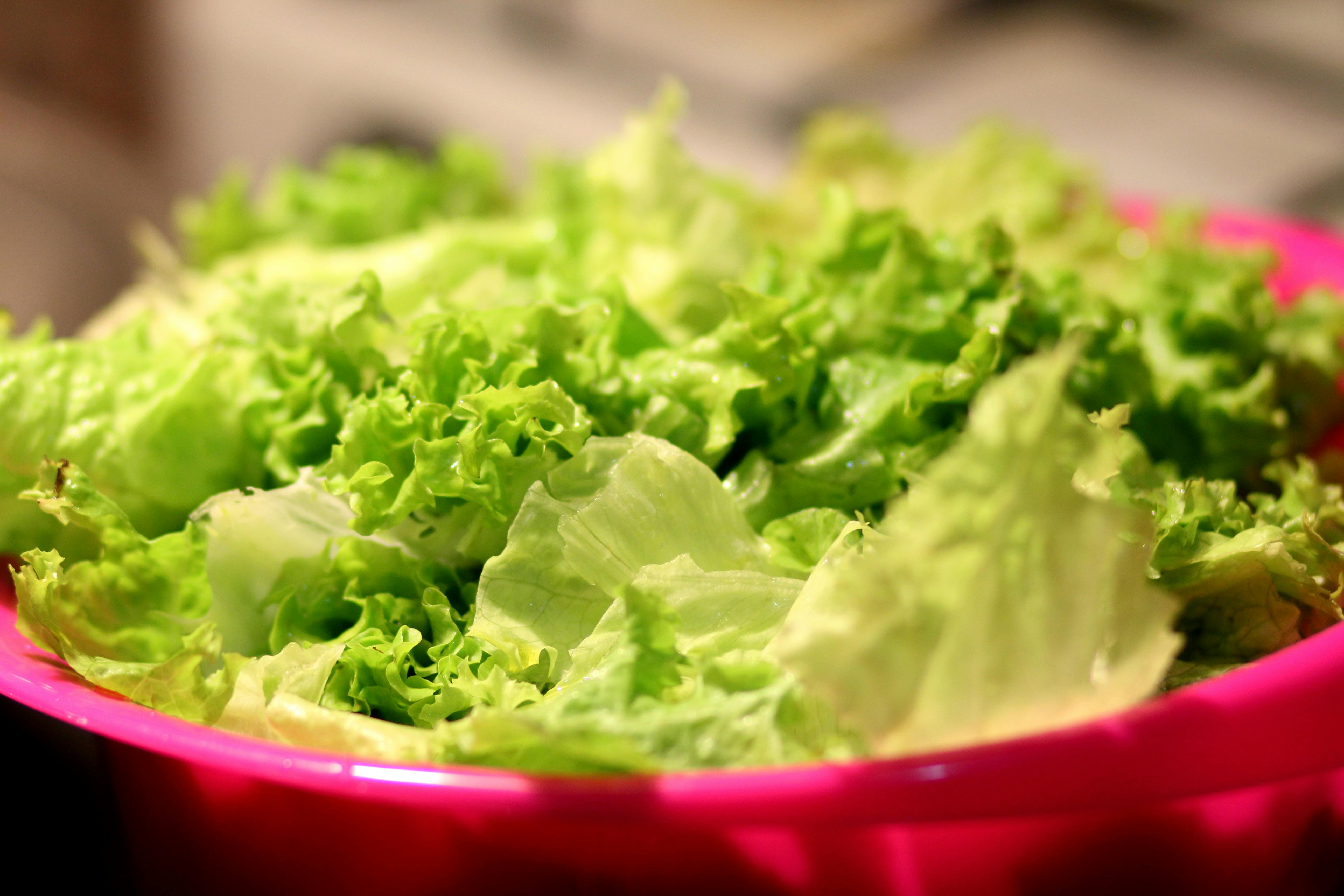 Salata verde este mai bună crudă, dar poate fi și trasă la tigaie. sursa foto pexels.com