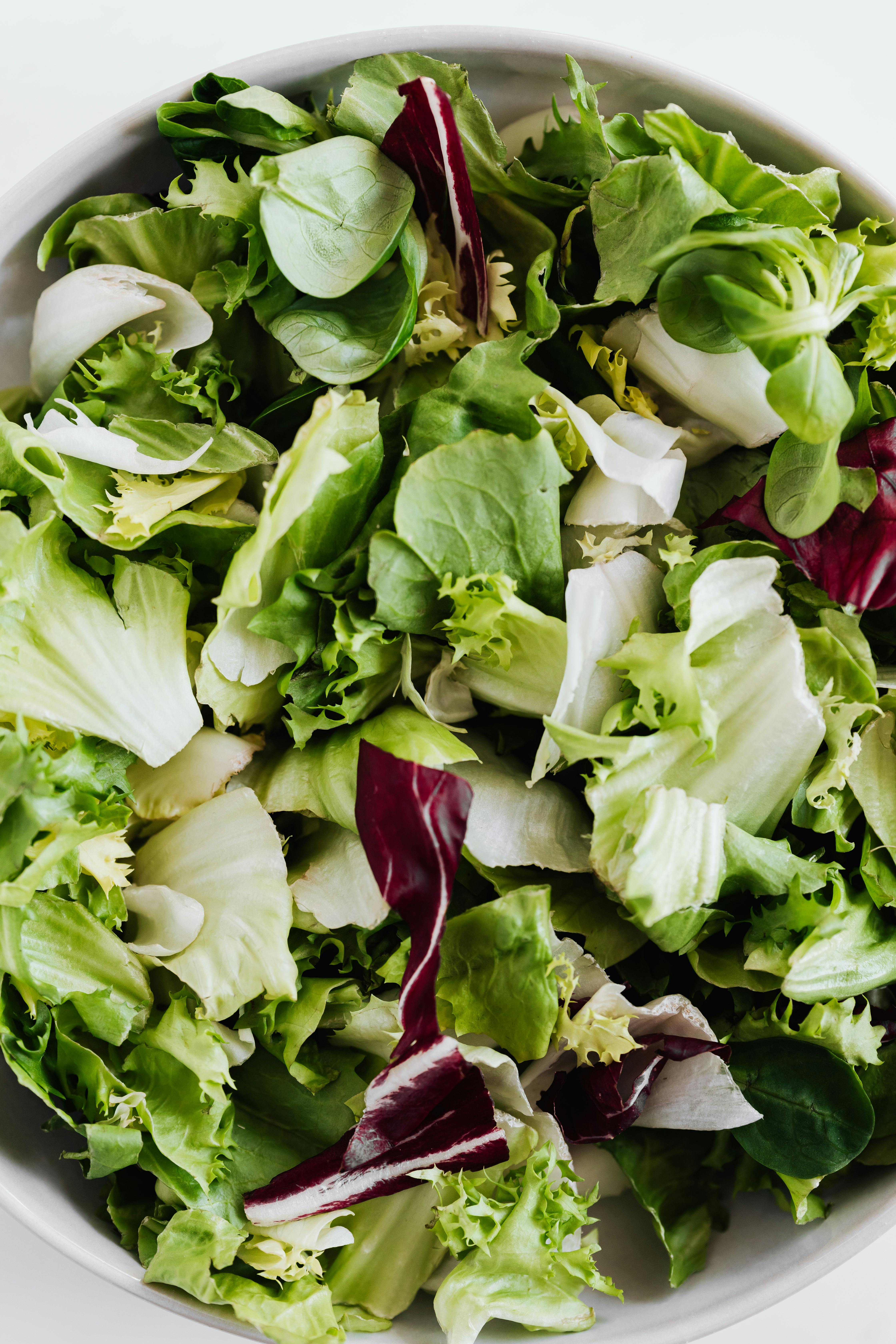 Salata verde are multă apă și e bună dacă țineți dietă. sursa foto pexels.com