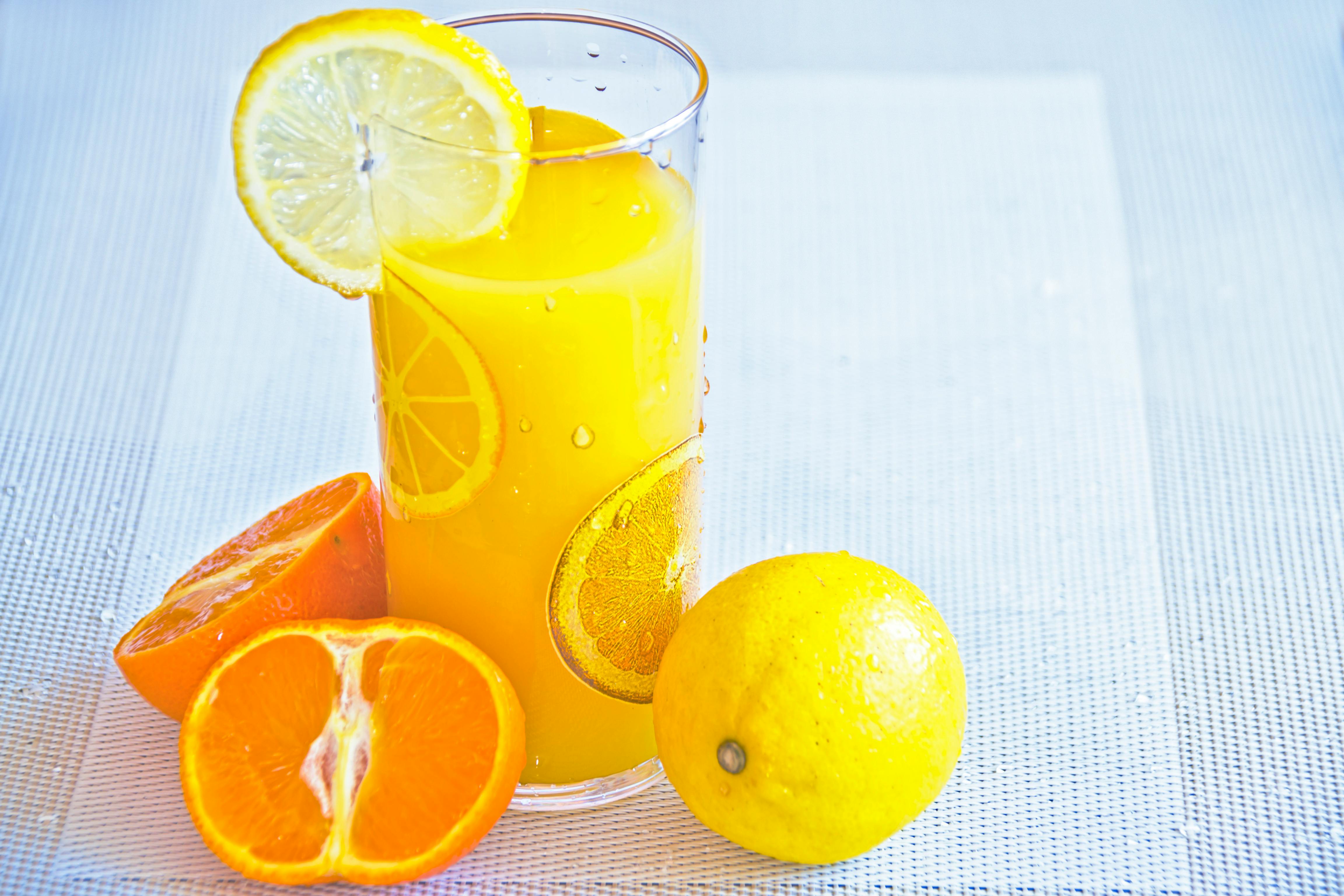 Sucurile de fructe și smoothie-uri: ar trebui să le consumăm sau să le evităm?