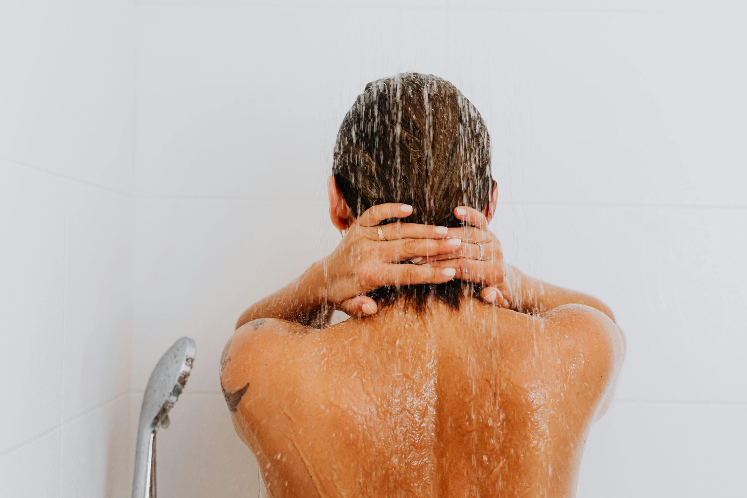 Tot mai multe femei apelează la oțet pentru îngrijirea părului. sursa foto pexels.com