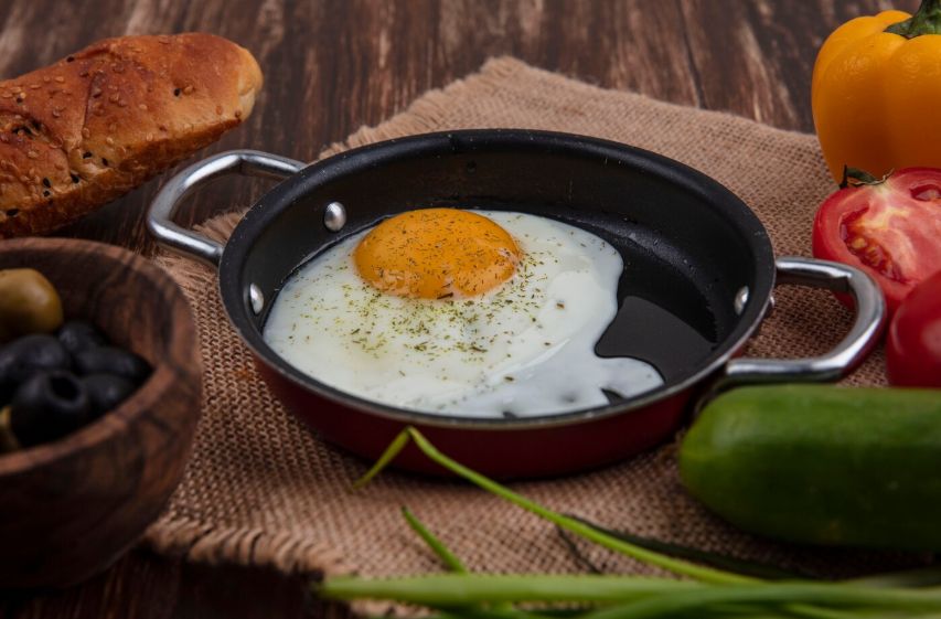 Ingredientul pe care să-l adaugi la ouăle prăjite. Le face mai crocante