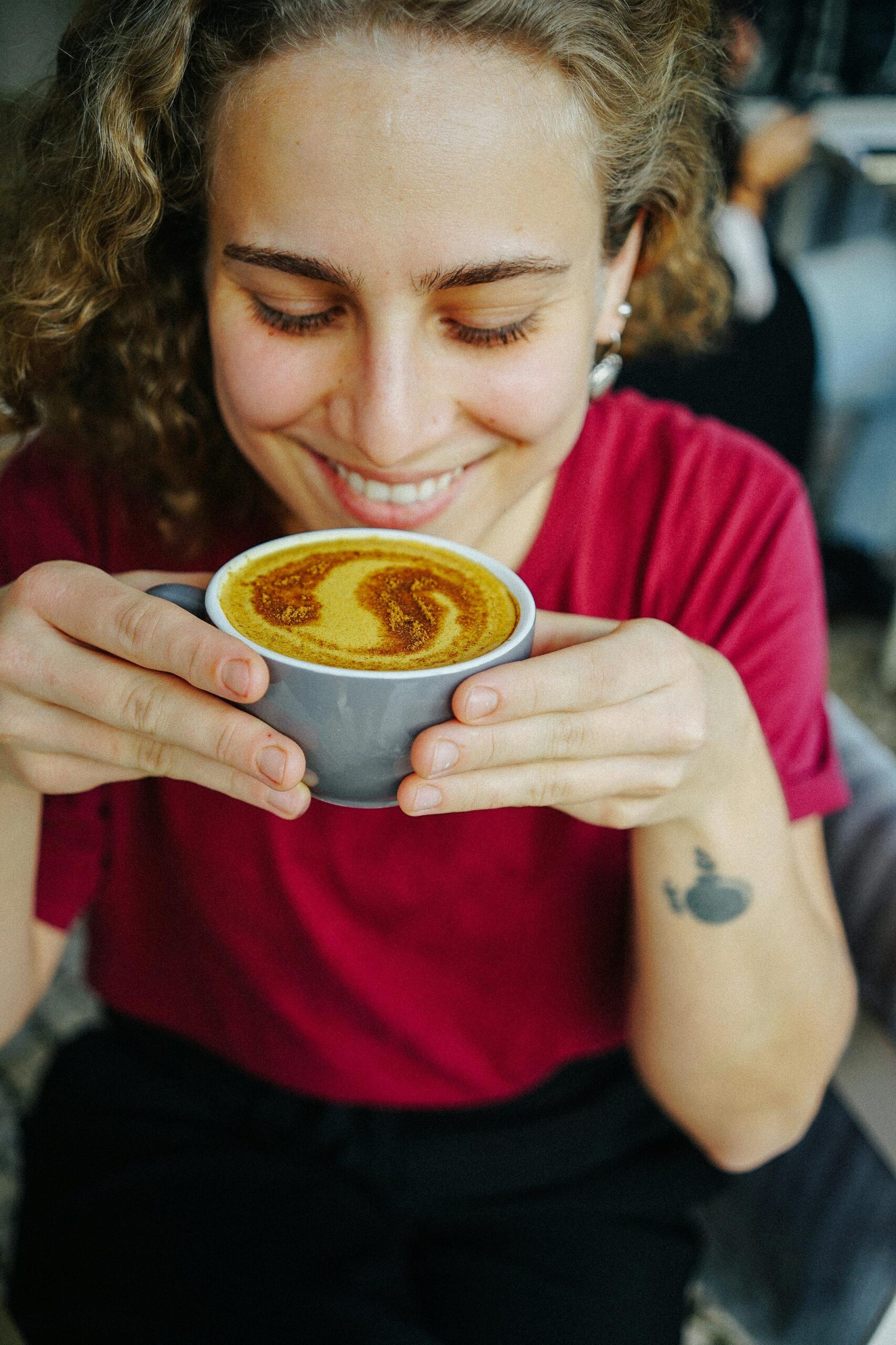 Mai poți pune cacao, scorțișoară, anason sau nucșoară în cafea, poate puțin turmeric sau praf de ghimbir. sursa foto pexels.com